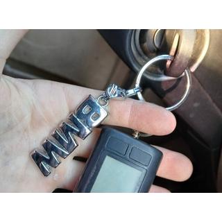 Metallinen avaimenperä BMW-logolla