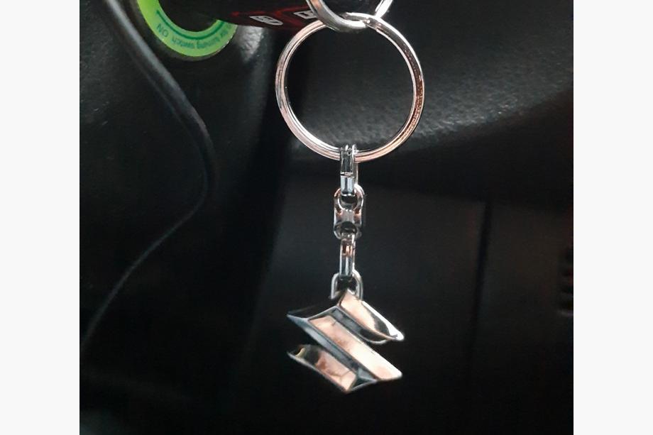 Suzuki Metallinen avaimenperä Suzuki-logolla Image