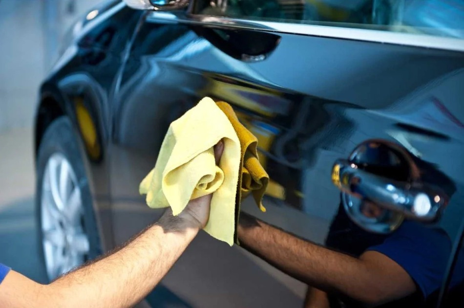 Näin poistat teipin jäljet autosta: keinot ja vinkit
