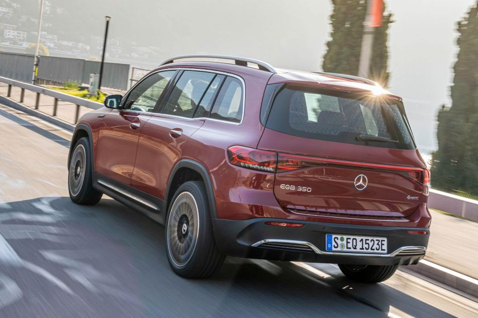 Mercedes-Benz EQB: tyylikäs sähköcrossover