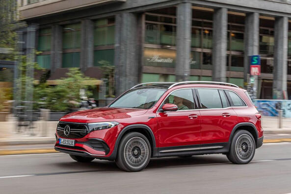 Mercedes-Benz EQB: tyylikäs sähköcrossover