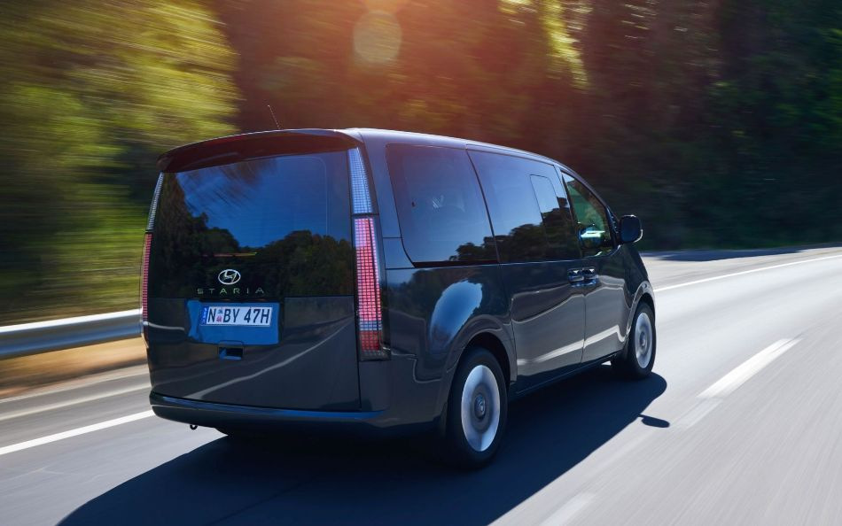 Hyundai Staria -minibussin koeajo