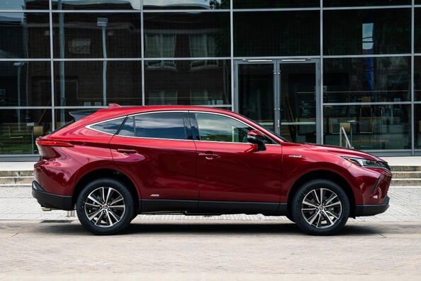 Katsaus toisen sukupolven Toyota Venza -crossoveriin