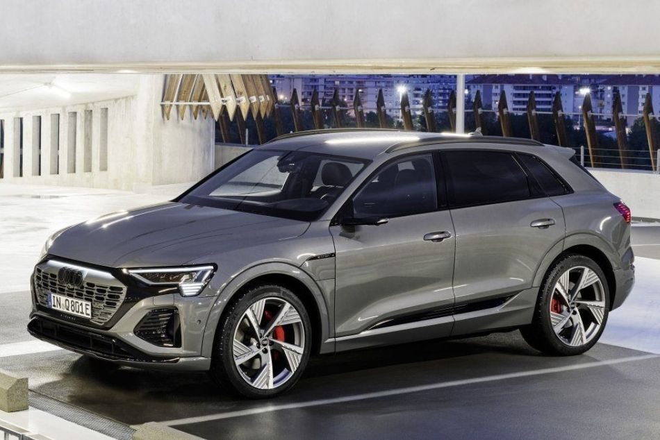 Sähköinen nelivetoinen Audi Q8 e-tron -crossover