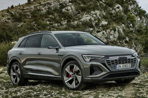 Sähköinen nelivetoinen Audi Q8 e-tron -crossover