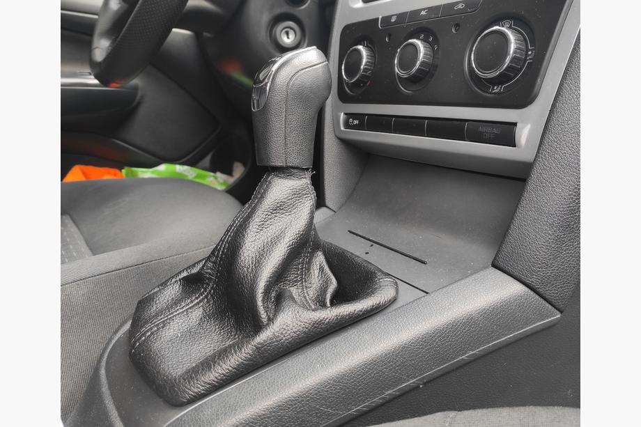 Skoda Octavia II A5 2010–2013 Nahkainen vaihdekepin suojapussi Image