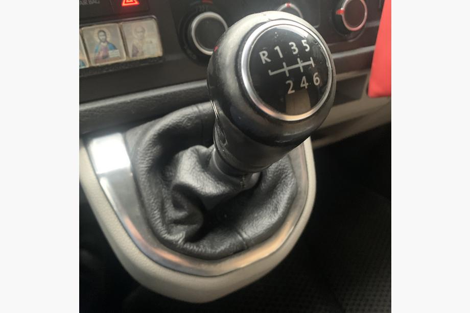 Volkswagen T6 2015–2024 Nahkainen vaihdekepin suojapussi Image