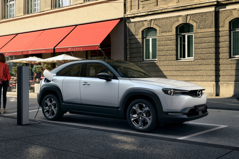 Mazda MX-30 -sähköcrossoverin ensimmäinen sukupolvi