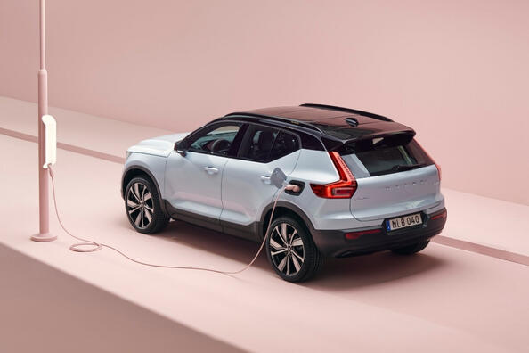 Sähköinen nelivetoinen crossover Volvo XC40 Recharge