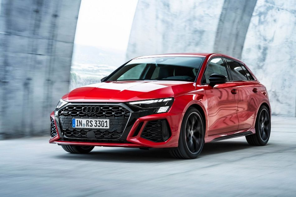 Audi RS 3 Sportback: katsaus suorituskykyiseen hatchbackiin