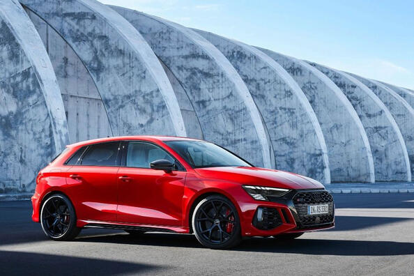 Audi RS 3 Sportback: katsaus suorituskykyiseen hatchbackiin