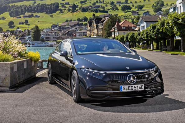 EQS: Mercedes-Benzin sähköautojen lippulaiva