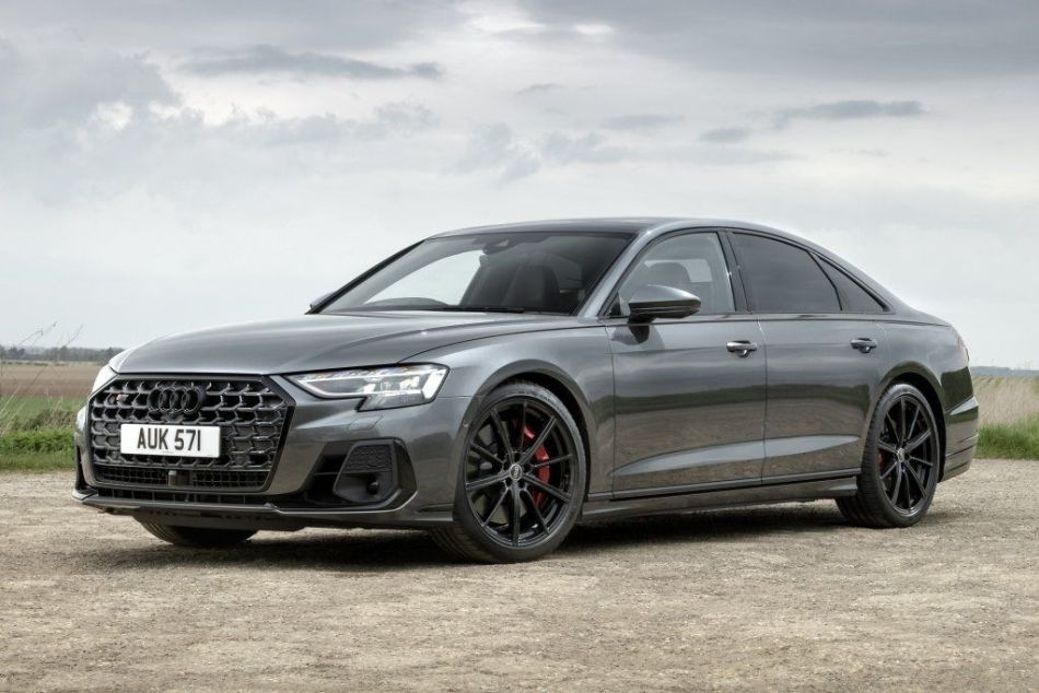 Päivitetty urheilusedan Audi S8
