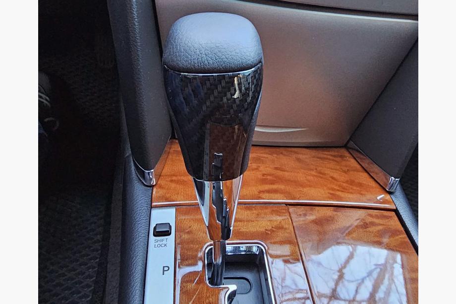 Toyota Land Cruiser 200 2007–2021 Vaihdekepin nuppi (musta nahka + hiilikuitu) Kuva 2