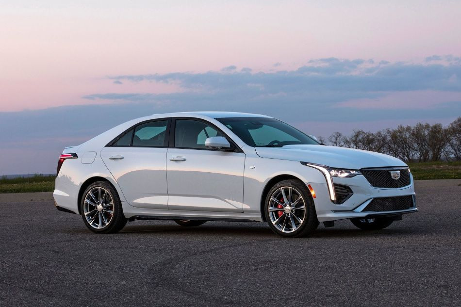 Cadillac CT4: luksusta, suorituskykyä ja teknologiaa kompaktissa sedanissa