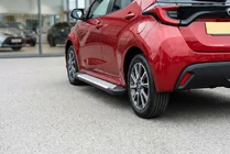 Toyota Yaris/Yaris Cross (XP210) 2020– Allmond Grey -sivukynnykset (2 kpl, alumiini) kuva 1