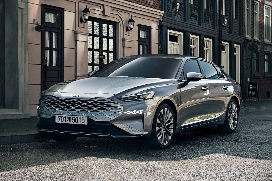 KIA K8: lippulaivasedan kunnianhimoisella otteella