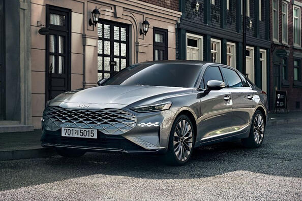 KIA K8: lippulaivasedan kunnianhimoisella otteella