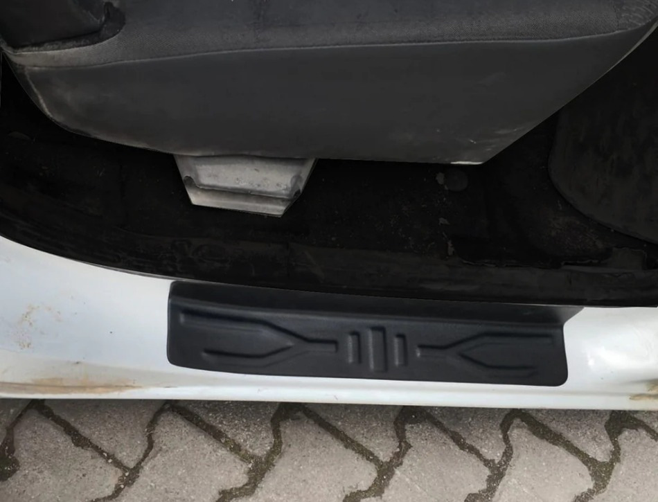 Näin asennat muoviset kynnyslistat autoon oikein