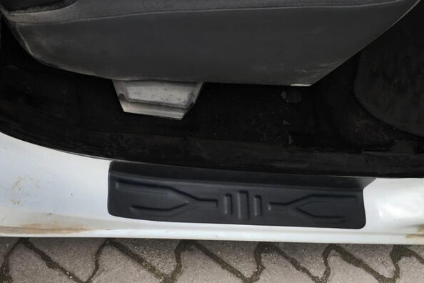 Näin asennat muoviset kynnyslistat autoon oikein