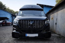 Mercedes Sprinter W907/W910 2018– Etupuskuri säleiköllä V2 (AMG) kuva 1
