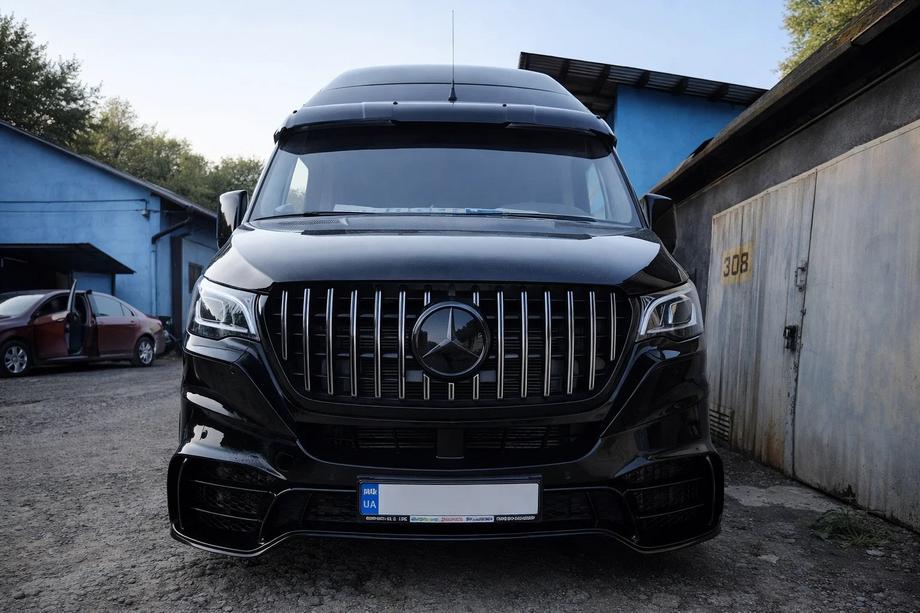 Mercedes Sprinter W907/W910 2018– Etupuskuri säleiköllä V2 (AMG) Image