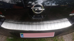 Opel Astra J 2009–2015 Takapuskurin suojalista Carmos (HB) (ruostumaton teräs) kuva 1