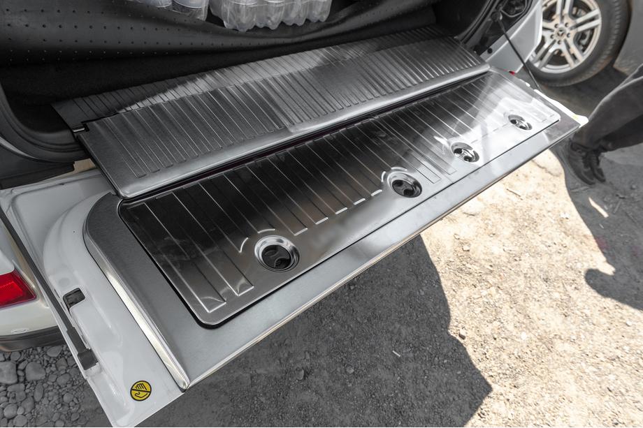Toyota Land Cruiser 200 2007–2021 Tavaratilan koristeosien sarja (ruostumaton teräs) Image
