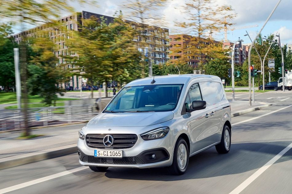 Katsaus kompaktin kaupunkipakettiauton Mercedes-Benz Citan Furgon