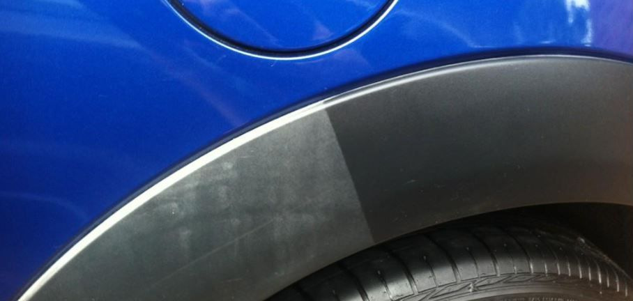 Millä auton mustan muovin saa mustaksi?