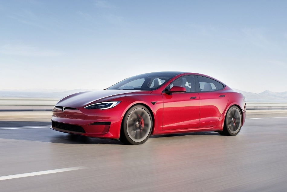 Tesla Model S I -sukupolvi: katsaus päivitettyyn sähköiseen liftbackiin
