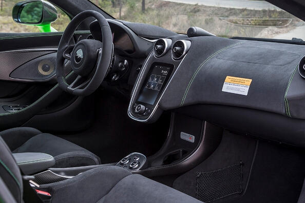 Alcantara vai keinonahka: kumpi kannattaa valita auton sisustaan?