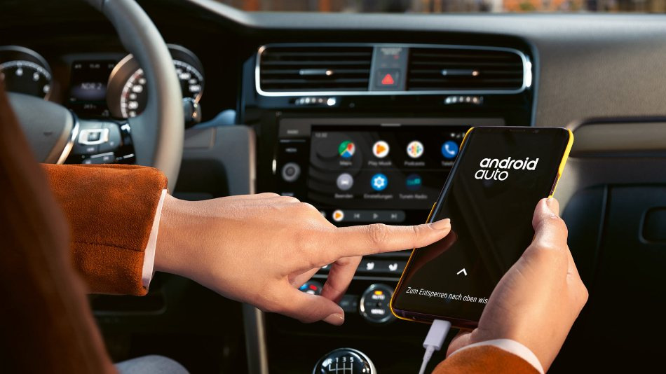 Modernit tavat yhdistää älypuhelin autoon
