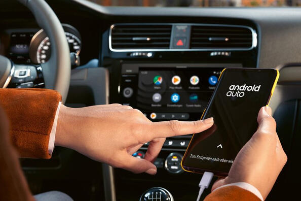 Modernit tavat yhdistää älypuhelin autoon