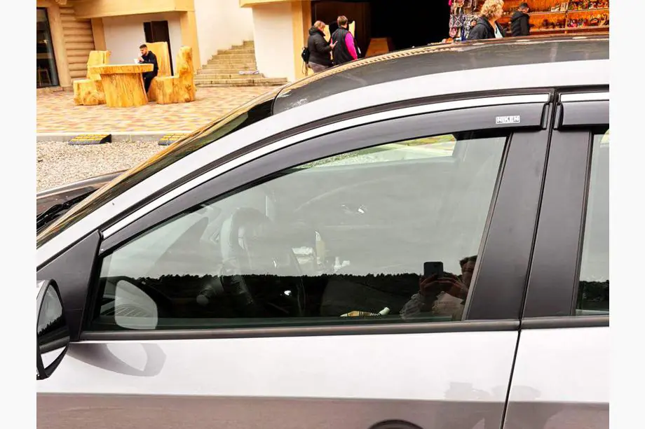 Renault Fluence 2009–2016 Ikkunatuuliohjaimet kromilistalla (4 kpl, Niken) Kuva 13