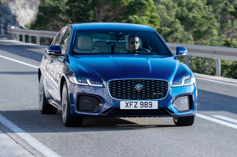 Premium-sedan Jaguar XF: ylellisyyttä yksityiskohdissa