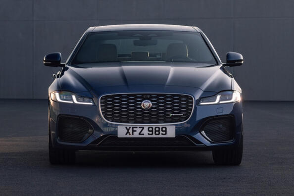 Premium-sedan Jaguar XF: ylellisyyttä yksityiskohdissa