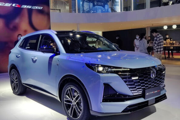 Changan CS55 PLUS II sukupolvi: tyylikäs crossover tilavalla matkustamolla