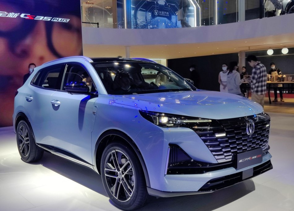 Changan CS55 PLUS II sukupolvi: tyylikäs crossover tilavalla matkustamolla