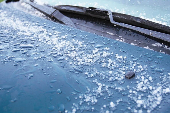 Mitä tehdä, jos auto joutui raekuuron alle?