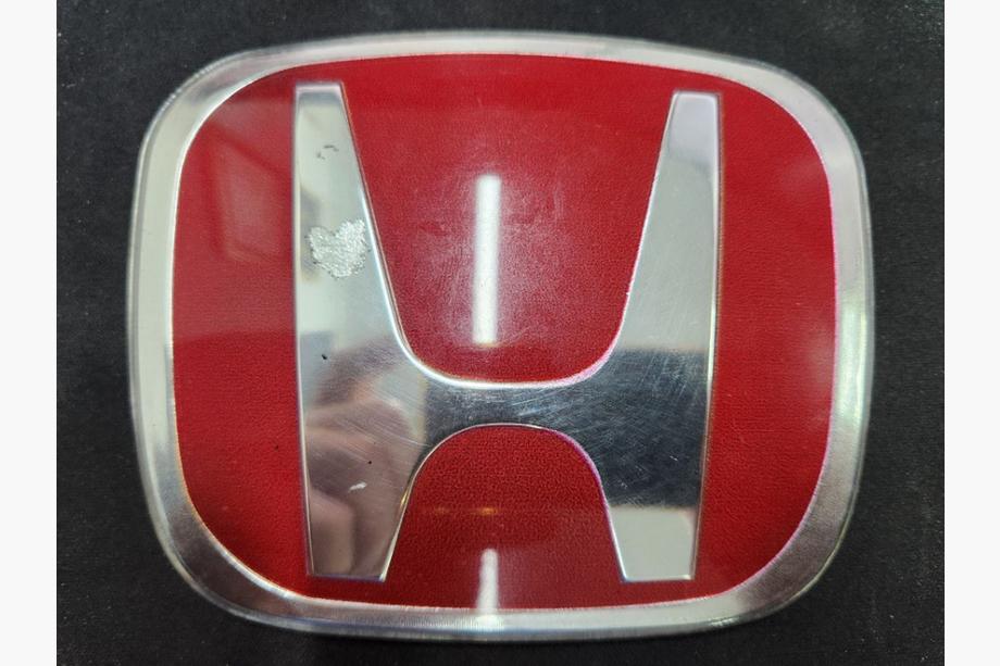 Honda Embleemi (punainen, itsekiinnittyvä) Poisto 113 mm -> 93 mm (kiinnitysten väli 50 mm) Image