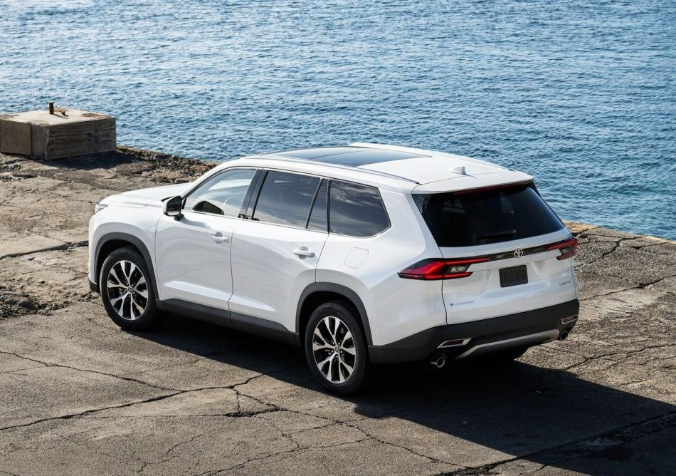 Koeajo: suuri crossover Toyota Grand Highlander