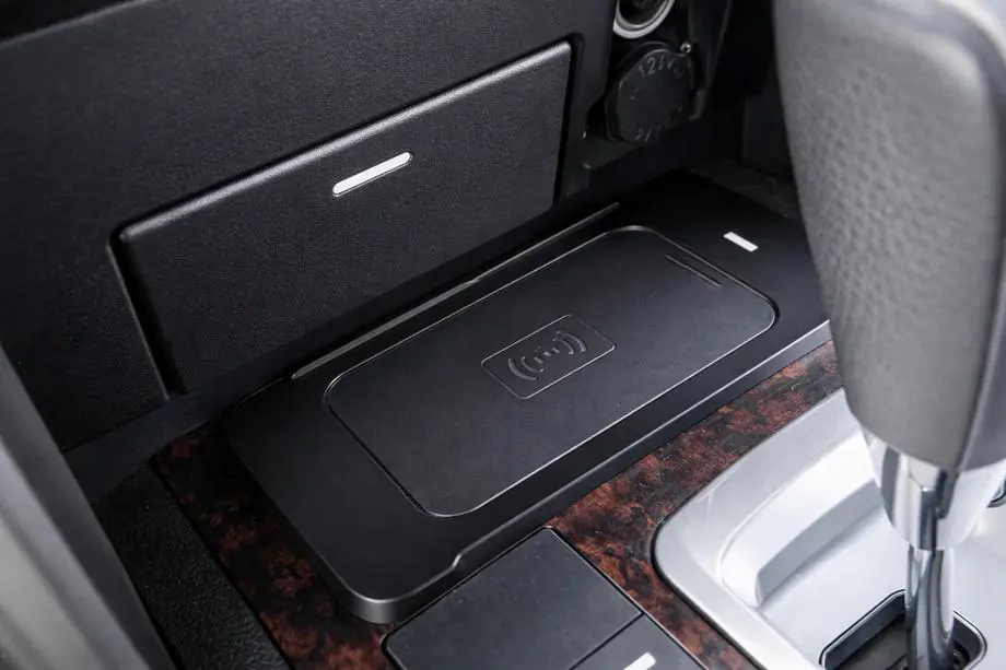 Toyota Land Cruiser 200 2007–2021 Langattoman puhelinlatauksen asennussarja (2007-2015) Image