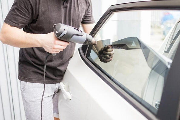 Kyllästyttääkö tummennus? Poista vanha kalvo autosta itse
