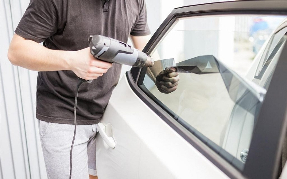 Kyllästyttääkö tummennus? Poista vanha kalvo autosta itse