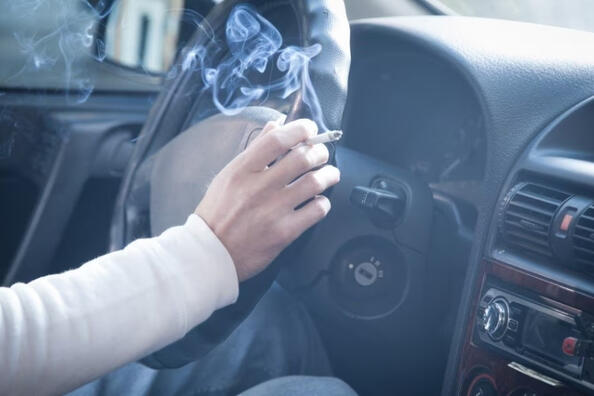 Näin poistat tupakanhajun autosta