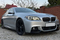 BMW 5-sarja F10/F11 2010–2016 DPT V-1 helmalevikkeet (M-Sport/M5 helmoihin, kiiltävä musta) kuva 1