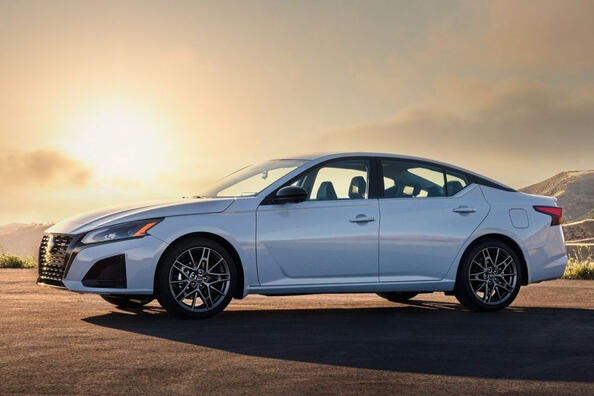 Nissan Altima: päivitetty sedan mukavaan ajoon
