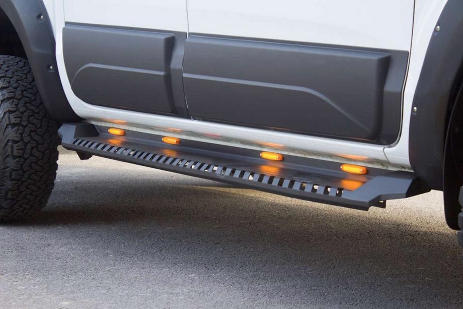 Mitsubishi L200 2015–2024 Dakar V1 sivuaskelmat LED-valoilla (2019+, 2 kpl, metalli) Kuva 4
