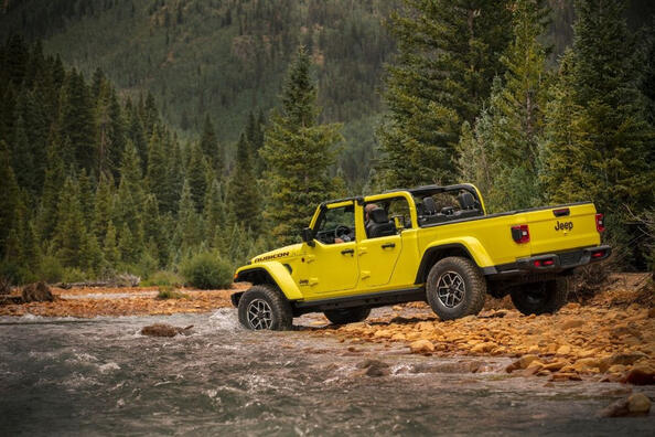 Jeep Gladiator 2024 -koeajo: maastopickupin facelift